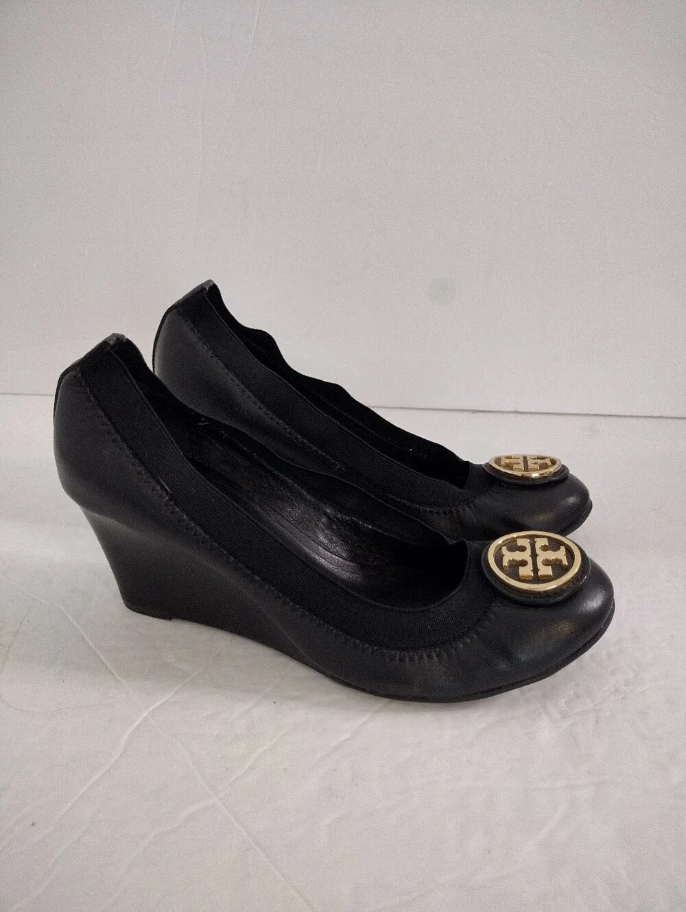 Tory Burch Caroline Wedge Pump 6 Black Leather Gold Logo Office Quiet Luxury